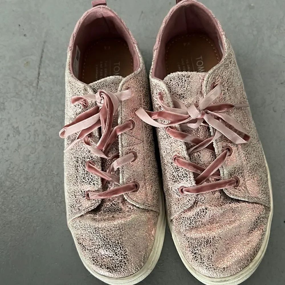 Toms pink sneakers 👟